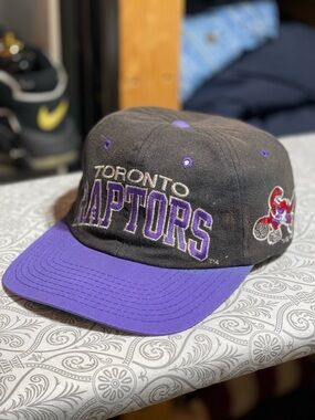 Vintage STARTER Toronto Raptors ARCH Spellout Side Patch Embroidered